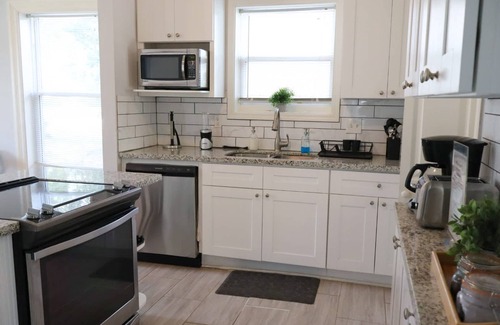 Riverside Terrace House | 5BD Historic Retreat Parking Fast Wi-fi L Groups