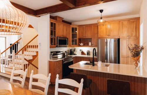 Mont-Tremblant House | 5BD Scani Chic! Mountain View! 6 mins to Skiing!