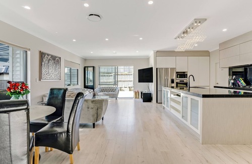 Flat Bush House | 5BDR FlatBush Mansion - Central Aircon, Fast WiFi, Pool Table, Netflix and More!