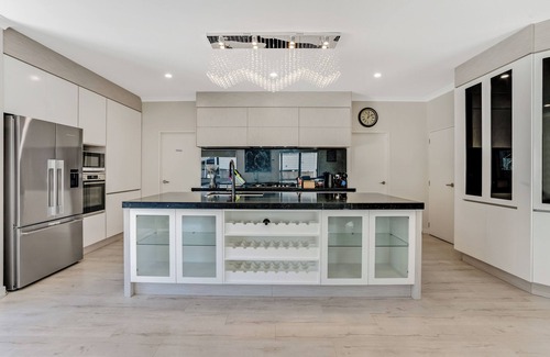 Flat Bush House | 5BDR FlatBush Mansion - Central Aircon, Fast WiFi, Pool Table, Netflix and More!