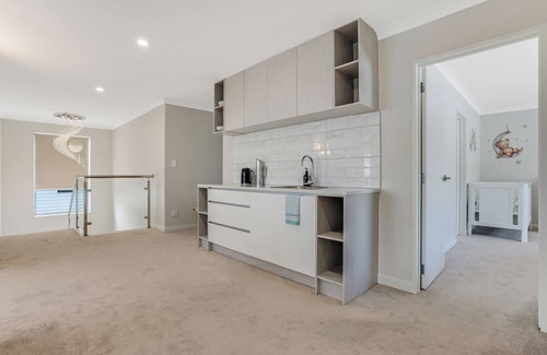 Flat Bush House | 5BDR FlatBush Mansion - Central Aircon, Fast WiFi, Pool Table, Netflix and More!