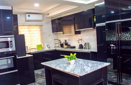 Abuja House | 5bed - Professional Chef, Super Host, 24/7 WiFi, Power & Security