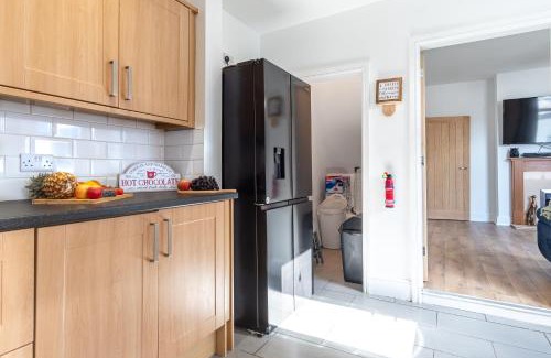 Burton on Trent Apartment | 5BR - House - Hot Tube - Airport - A38-A50 - Parking