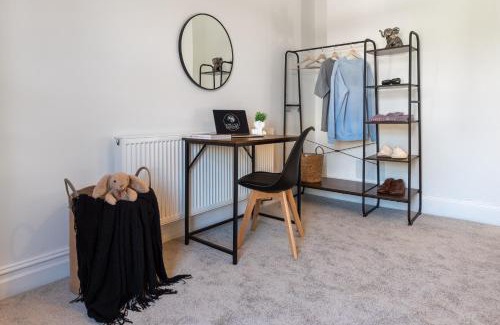 Burton on Trent Apartment | 5BR - House - Hot Tube - Airport - A38-A50 - Parking