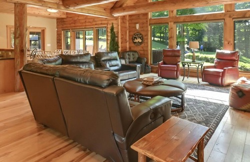 Boyne Falls House | 5BR Luxurious Ski In/Ski Out Lodge | Private Hot Tub | Gated Community