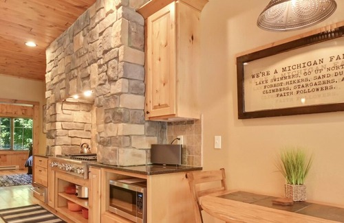 Boyne Falls House | 5BR Luxurious Ski In/Ski Out Lodge | Private Hot Tub | Gated Community