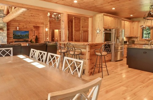 Boyne Falls House | 5BR Luxurious Ski In/Ski Out Lodge | Private Hot Tub | Gated Community
