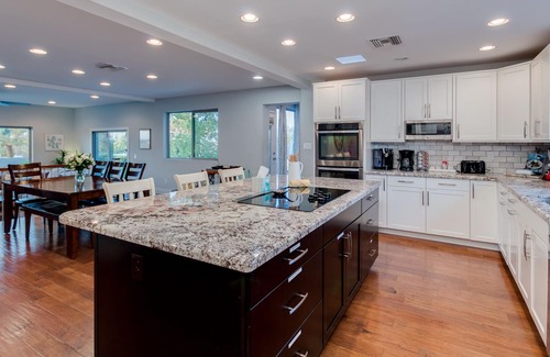 Paradise Valley Village House | 5BR Phoenix Luxury |Walk to Hiking| VIEWS | Pool