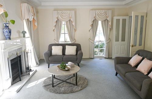 Glen Waverley House | 5BR Spacious Convenient Home in Central Glen