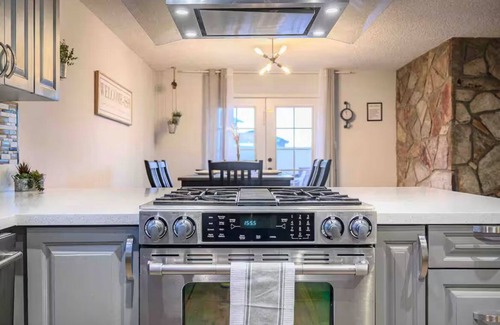 Paradise House | 5BR Vegas Getaway Pool Games BBQ Close to Strip & Airport Karaoke & Arcade