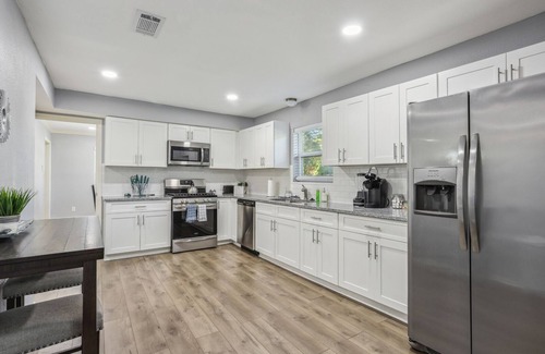 MacGregor House | 5BR w/Gameroom & 1K WiFi - Med Ctr, Downtown, NRG - Sleeps 15