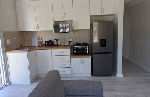 Cape Town Cottage | 5hrs back up power, Aircon, Uncapped & unlimted WIFI,5km from Blouberg beach.