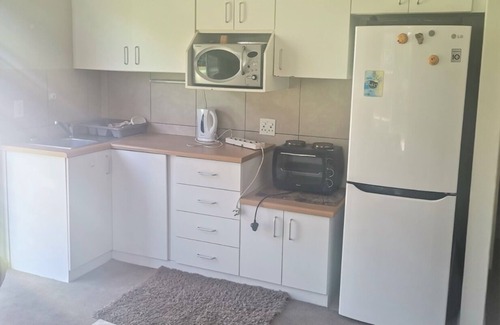 Cape Town Cottage | 5hrs back up power, Aircon, Uncapped & unlimted WIFI,5km from Blouberg beach.