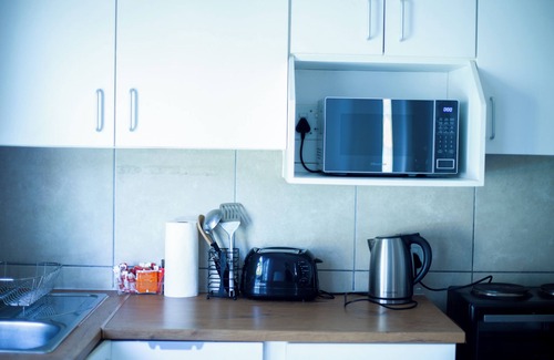 Cape Town Cottage | 5hrs back up power, Aircon, Uncapped & unlimted WIFI,5km from Blouberg beach.