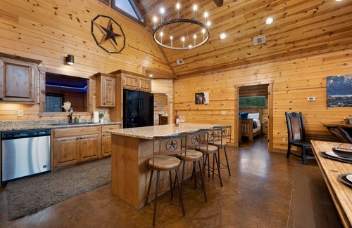 Hochatown Cabin | 5Kings | Pool Table, Shuffleboard, Playset, Putt Putt | 2min to New Casino!
