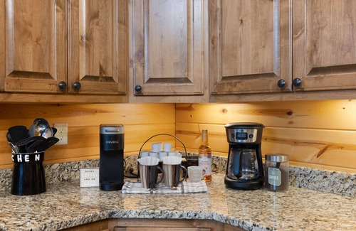 Hochatown Cabin | 5Kings | Pool Table, Shuffleboard, Playset, Putt Putt | 2min to New Casino!