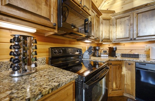 Hochatown Cabin | 5Kings | Pool Table, Shuffleboard, Playset, Putt Putt | 2min to New Casino!