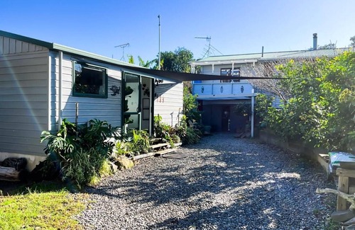 Tirohanga Apartment | 5min walk to BeachnBed & Breakfast Self Contained Studio with Bath, Pets welcome