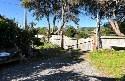 Tirohanga Apartment | 5min walk to BeachnBed & Breakfast Self Contained Studio with Bath, Pets welcome