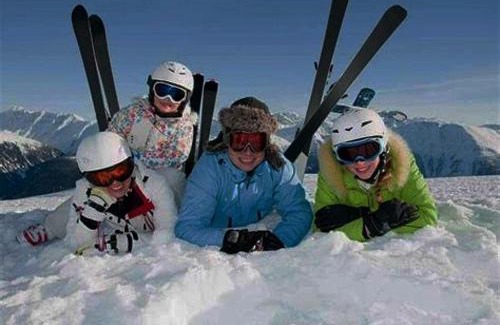 Mount Buller Ski Chalet | 5min Walk to Lift 3BR Luxe Chalet with Views & Fire