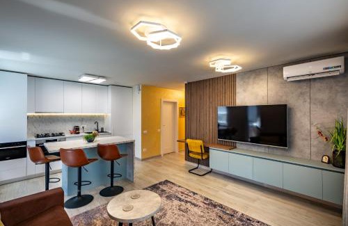Brasov Apartment | 5th Floor Executive Apartment with Balcony and Free Parking