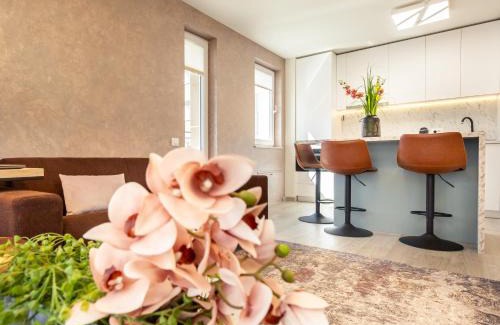 Brasov Apartment | 5th Floor Executive Apartment with Balcony and Free Parking