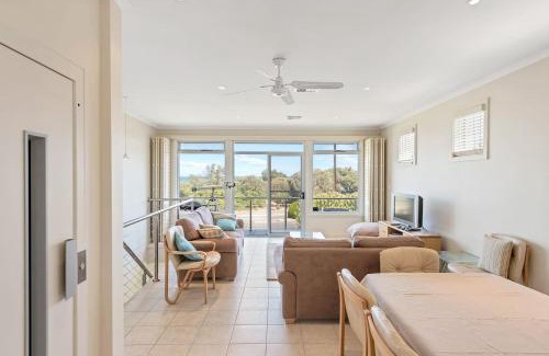 Victor Harbor House | 6-35 Esplanade - Beachfront - No Linen Included