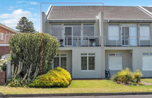 Victor Harbor House | 6-35 Esplanade - Beachfront - No Linen Included