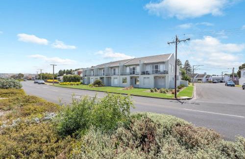 Victor Harbor House | 6-35 Esplanade - Beachfront - No Linen Included