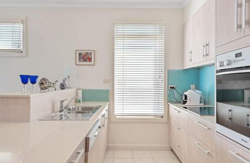 Victor Harbor House | 6-35 Esplanade - Beachfront - No Linen Included