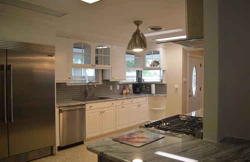 Bonnabel Place House | 6.4 miles to N.O. Superdome FrenchQuarter 5 BR 2 1/2 BA Sleeps 10 n