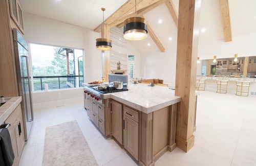 Huntsville House | 6/7 Ski house, IKON, Snowbasin, Powder mtn, Hot Tub, sleeps up to 21