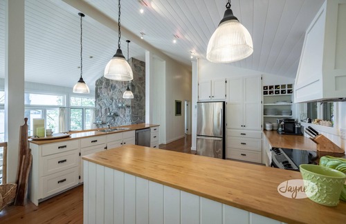 Muskoka Lakes Cottage | 6 bed, 3 bath cottage on South Lake Joe, Privacy and sunrises!