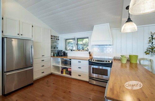 Muskoka Lakes Cottage | 6 bed, 3 bath cottage on South Lake Joe, Privacy and sunrises!