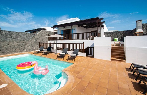 Playa Blanca Villa | 6 Bed Holiday Villa | Heated Pool | Hot Tub | Beach & Waterparks | Playa Blanca