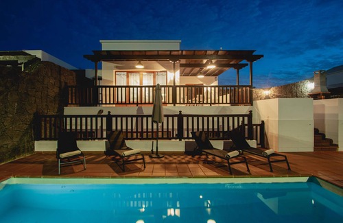 Playa Blanca Villa | 6 Bed Holiday Villa | Heated Pool | Hot Tub | Beach & Waterparks | Playa Blanca