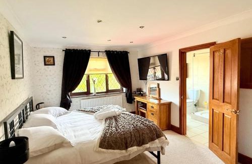 Walsall Villa | 6 Bedroom 4 bathroom House 14 guests or more in Birmingham, Wolverhampton, Walsall Contractors, Family & Groups