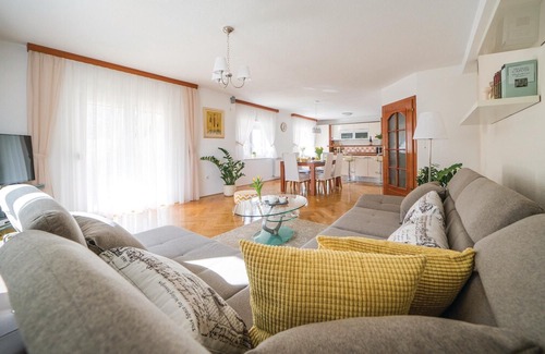Zmijavci House | 6 bedroom accommodation in Zmijavci