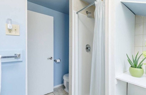 The Blue Mountains Ski Chalet | 6 Bedroom Chalet w Hot Tub in a Park Like Setting