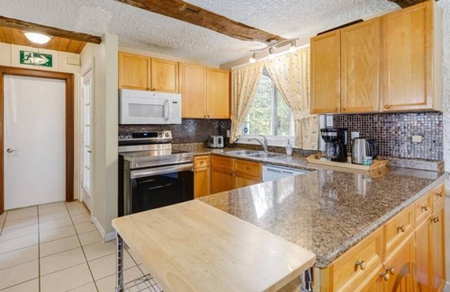 The Blue Mountains Ski Chalet | 6 Bedroom Chalet w Hot Tub in a Park Like Setting