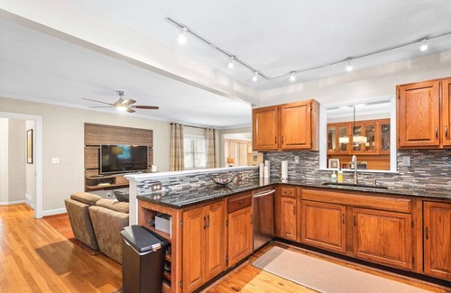 Atlanta House | 6 Bedroom Family Home Near Emory & CDC