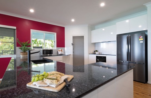 Shute Harbour House | 6 Bedroom Holiday Home with Private Pool and Ocean Views. Sleeps 16!