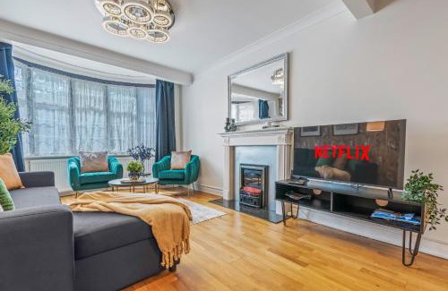 Perivale House | 6 Bedroom Perivale Haven - Pool Table - Parking