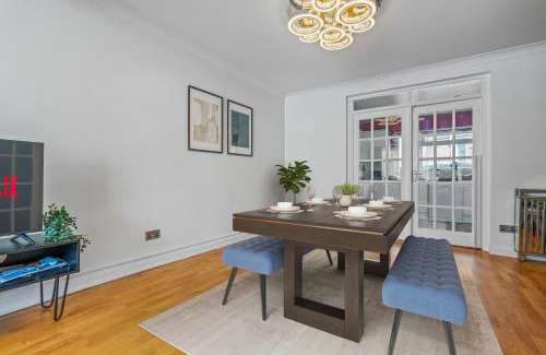 Perivale House | 6 Bedroom Perivale Haven - Pool Table - Parking