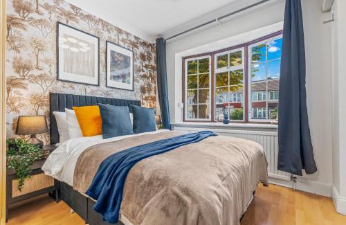 Perivale House | 6 Bedroom Perivale Haven - Pool Table - Parking