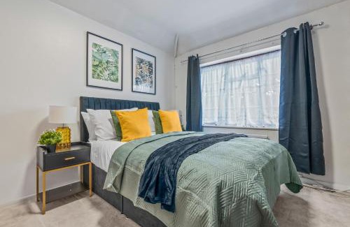 Perivale House | 6 Bedroom Perivale Haven - Pool Table - Parking