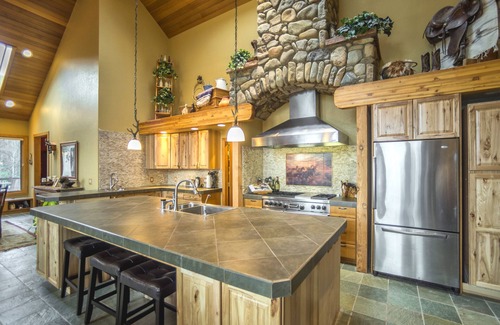 Silverthorne House | 6-bedroom vacation home 19 minutes from Keystone Ski Resort