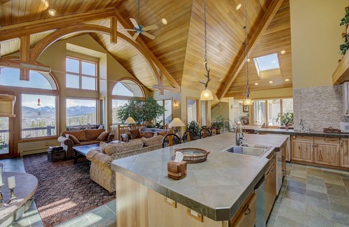 Silverthorne House | 6-bedroom vacation home 19 minutes from Keystone Ski Resort