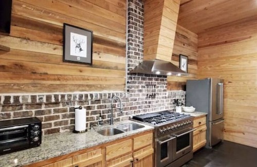 Charleston County House | 6-Bedroom Woodlands Retreat with Indoor Fireplace