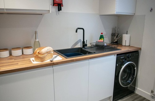 Peterborough Apartment | 6-beds Home in Hampton Vale | Contractors welcome
